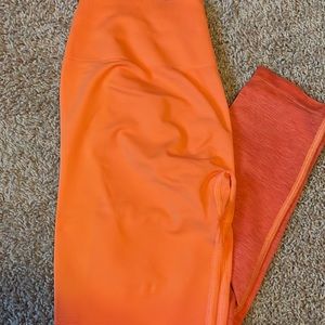 SOLD— Alphalete Amplify Strawberry Ombré Leggings